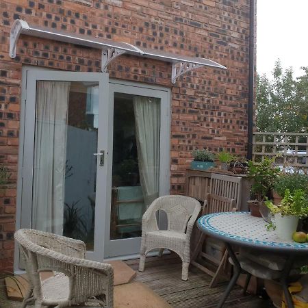 The Garden Room, Pets, Fridge Tv Chester Bagian luar foto