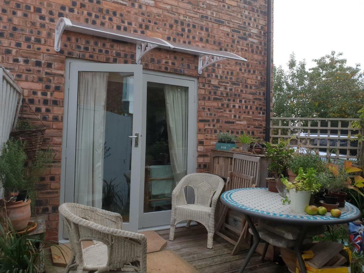 The Garden Room, Pets, Fridge Tv Chester Bagian luar foto